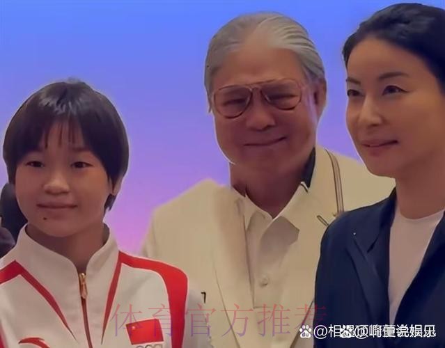 传承与祝福——中国男足与U12小球员亲切合影